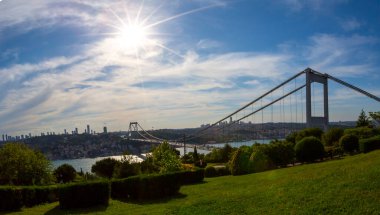 İstanbul 'daki Otagtepe Parkı' ndan Fatih Sultan Mehmet Köprüsü manzarası.