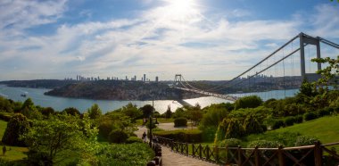 İstanbul 'daki Otagtepe Parkı' ndan Fatih Sultan Mehmet Köprüsü manzarası.