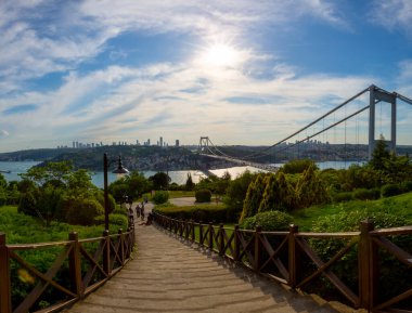 İstanbul 'daki Otagtepe Parkı' ndan Fatih Sultan Mehmet Köprüsü manzarası.