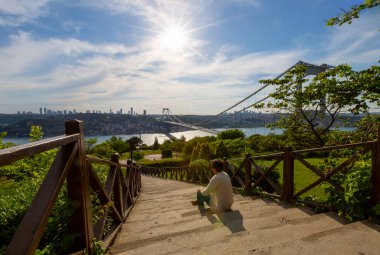 İstanbul 'daki Otagtepe Parkı' ndan Fatih Sultan Mehmet Köprüsü manzarası.