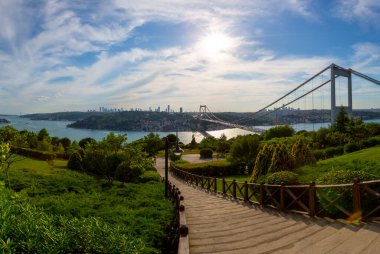 İstanbul 'daki Otagtepe Parkı' ndan Fatih Sultan Mehmet Köprüsü manzarası.
