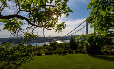İstanbul 'daki Otagtepe Parkı' ndan Fatih Sultan Mehmet Köprüsü manzarası.