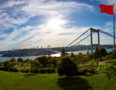 İstanbul 'daki Otagtepe Parkı' ndan Fatih Sultan Mehmet Köprüsü manzarası.