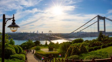 İstanbul 'daki Otagtepe Parkı' ndan Fatih Sultan Mehmet Köprüsü manzarası.
