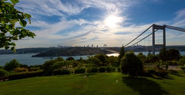 İstanbul 'daki Otagtepe Parkı' ndan Fatih Sultan Mehmet Köprüsü manzarası.