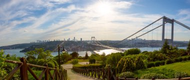 İstanbul 'daki Otagtepe Parkı' ndan Fatih Sultan Mehmet Köprüsü manzarası.