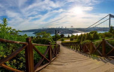 İstanbul 'daki Otagtepe Parkı' ndan Fatih Sultan Mehmet Köprüsü manzarası.