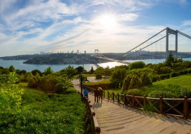 İstanbul 'daki Otagtepe Parkı' ndan Fatih Sultan Mehmet Köprüsü manzarası.