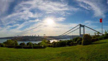 İstanbul 'daki Otagtepe Parkı' ndan Fatih Sultan Mehmet Köprüsü manzarası.
