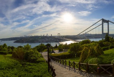 İstanbul 'daki Otagtepe Parkı' ndan Fatih Sultan Mehmet Köprüsü manzarası.