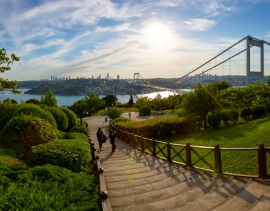 İstanbul 'daki Otagtepe Parkı' ndan Fatih Sultan Mehmet Köprüsü manzarası.