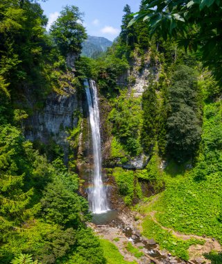 Maral Waterfall in the village of Maral, located in the Maahel Plateau of Artvin, is a natural wonder, a magnificent waterfall pouring among the green trees.