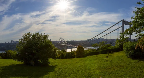 イスタンブールのオタゲテ公園からのファティ スルタン メフメット橋の眺め — ストック写真