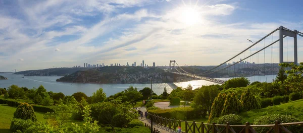 İstanbul 'daki Otagtepe Parkı' ndan Fatih Sultan Mehmet Köprüsü manzarası.