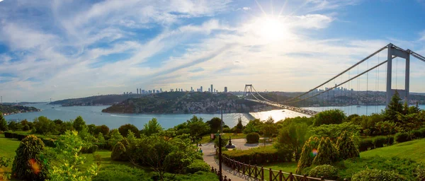 İstanbul 'daki Otagtepe Parkı' ndan Fatih Sultan Mehmet Köprüsü manzarası.