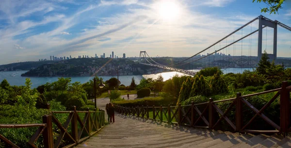 Stanbul Daki Otagtepe Parkı Ndan Fatih Sultan Mehmet Köprüsü Manzarası — Stok fotoğraf