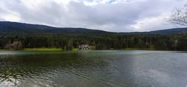 Dřevěný Dům Jezera Lesích Národním Parku Bolu Golcuk Bolu — Stock fotografie