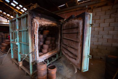 Çömlek fabrikası ve çömlek yapan işçiler.