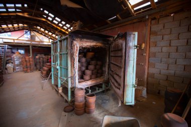 Çömlek fabrikası ve çömlek yapan işçiler.