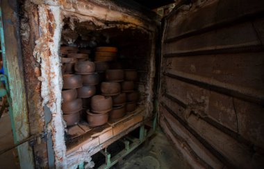 Çömlek fabrikası ve çömlek yapan işçiler.