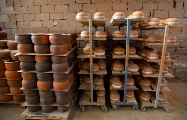 Çömlek fabrikası ve çömlek yapan işçiler.