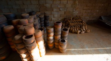 Çömlek fabrikası ve çömlek yapan işçiler.