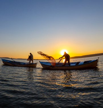 Balıkçılar göle ağ atıyorlar.