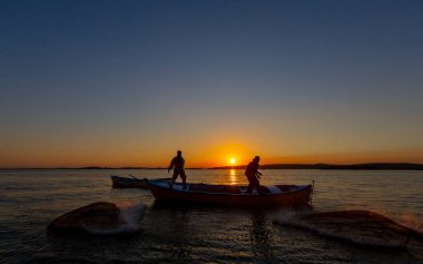 Balıkçılar göle ağ atıyorlar.
