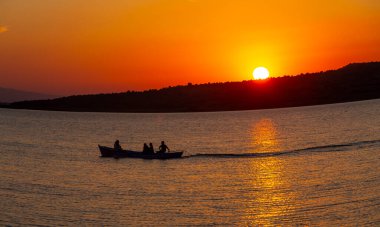 Balıkçılar göle ağ atıyorlar.