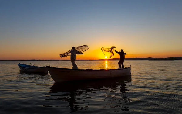 Rybáři Vrhají Sítě Jezeře — Stock fotografie