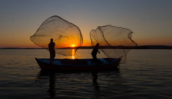 Pescadores Lançando Redes Lago — Fotografia de Stock