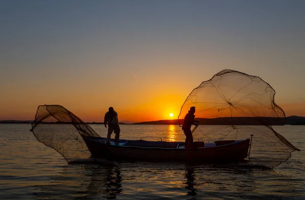 Rybáři Vrhají Sítě Jezeře — Stock fotografie