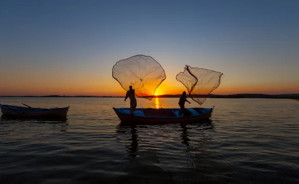 Rybáři Vrhají Sítě Jezeře — Stock fotografie