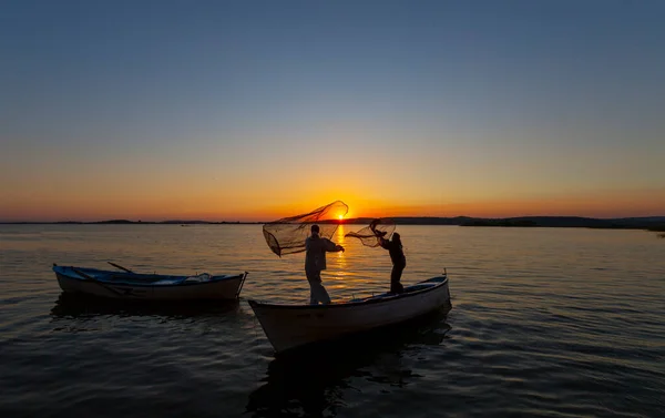 Pescadores Lançando Redes Lago — Fotografia de Stock