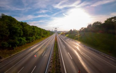 İstanbul 'da iki kıtayı birbirine bağlayan büyük köprü, trafik yoğun maruz kalma tekniğiyle fotoğraflandı