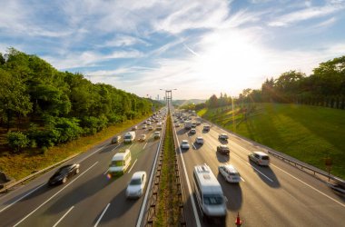 İstanbul 'da iki kıtayı birbirine bağlayan büyük köprü, trafik yoğun maruz kalma tekniğiyle fotoğraflandı