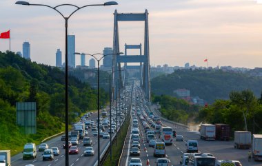 İstanbul 'da iki kıtayı birbirine bağlayan büyük köprü, trafik yoğun maruz kalma tekniğiyle fotoğraflandı