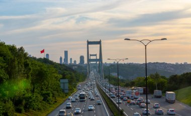İstanbul 'da iki kıtayı birbirine bağlayan büyük köprü, trafik yoğun maruz kalma tekniğiyle fotoğraflandı
