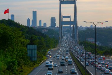 İstanbul 'da iki kıtayı birbirine bağlayan büyük köprü, trafik yoğun maruz kalma tekniğiyle fotoğraflandı