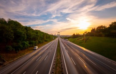 İstanbul 'da iki kıtayı birbirine bağlayan büyük köprü, trafik yoğun maruz kalma tekniğiyle fotoğraflandı