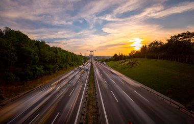 İstanbul 'da iki kıtayı birbirine bağlayan büyük köprü, trafik yoğun maruz kalma tekniğiyle fotoğraflandı