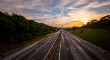 İstanbul 'da iki kıtayı birbirine bağlayan büyük köprü, trafik yoğun maruz kalma tekniğiyle fotoğraflandı