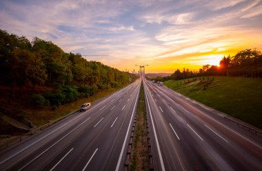 İstanbul 'da iki kıtayı birbirine bağlayan büyük köprü, trafik yoğun maruz kalma tekniğiyle fotoğraflandı