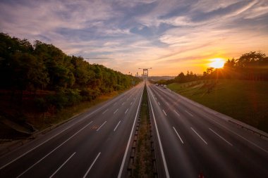 İstanbul 'da iki kıtayı birbirine bağlayan büyük köprü, trafik yoğun maruz kalma tekniğiyle fotoğraflandı