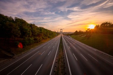 İstanbul 'da iki kıtayı birbirine bağlayan büyük köprü, trafik yoğun maruz kalma tekniğiyle fotoğraflandı