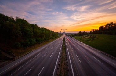 İstanbul 'da iki kıtayı birbirine bağlayan büyük köprü, trafik yoğun maruz kalma tekniğiyle fotoğraflandı