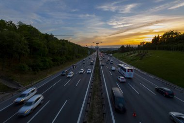 İstanbul 'da iki kıtayı birbirine bağlayan büyük köprü, trafik yoğun maruz kalma tekniğiyle fotoğraflandı