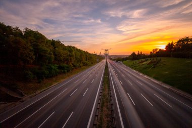 İstanbul 'da iki kıtayı birbirine bağlayan büyük köprü, trafik yoğun maruz kalma tekniğiyle fotoğraflandı