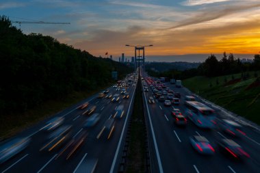 İstanbul 'da iki kıtayı birbirine bağlayan büyük köprü, trafik yoğun maruz kalma tekniğiyle fotoğraflandı