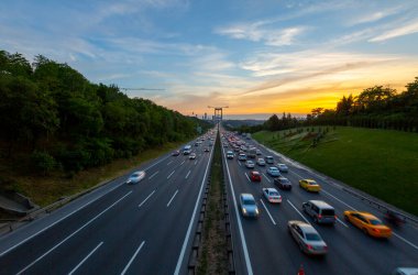 İstanbul 'da iki kıtayı birbirine bağlayan büyük köprü, trafik yoğun maruz kalma tekniğiyle fotoğraflandı